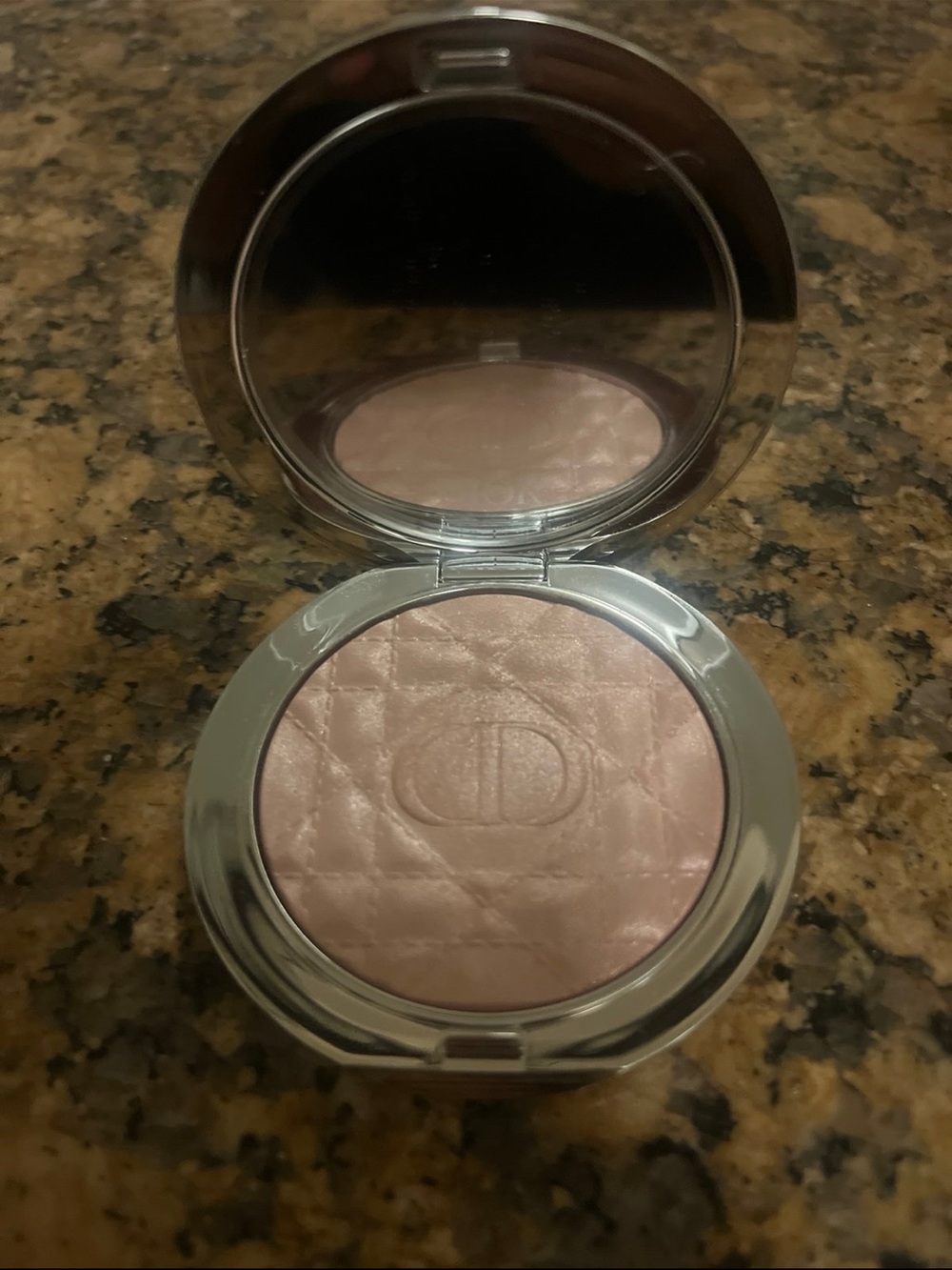 NWOB DIOR Forever Glow Luminizer
Powder Highlighter - Picture 2 of 4